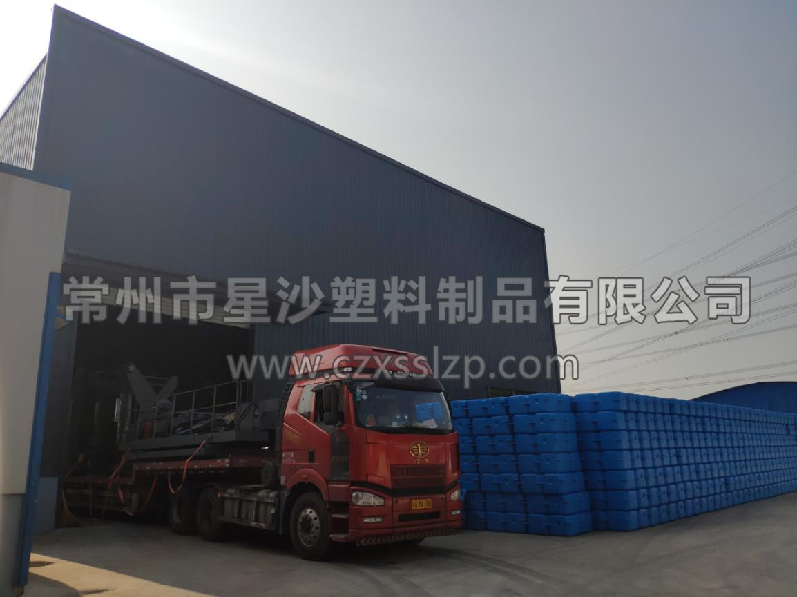 图为新的吹塑机安全运往星沙工厂2