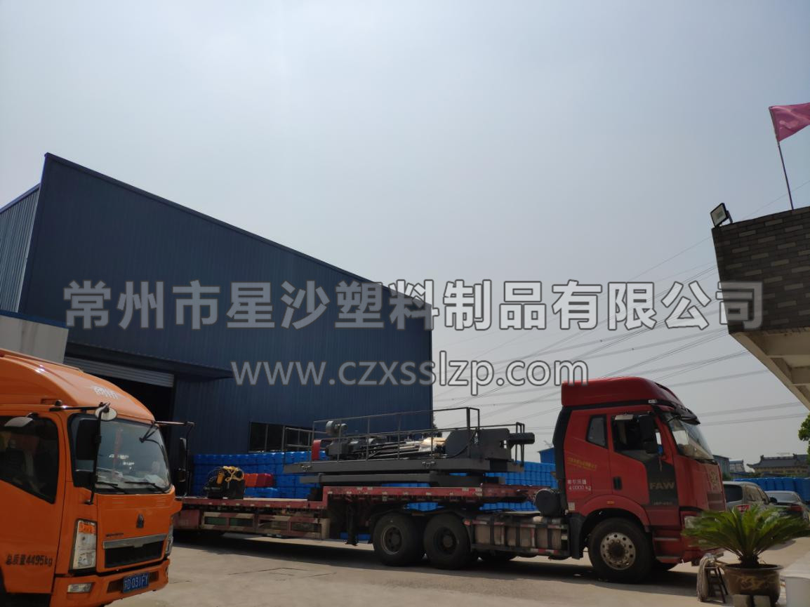 图为新的吹塑机安全运往星沙工厂