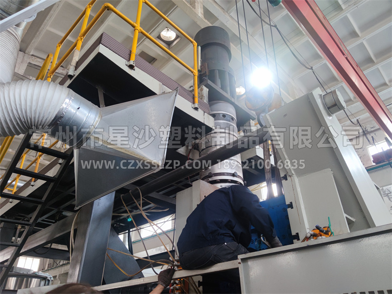 浮筒厂家技术人员更换模具2